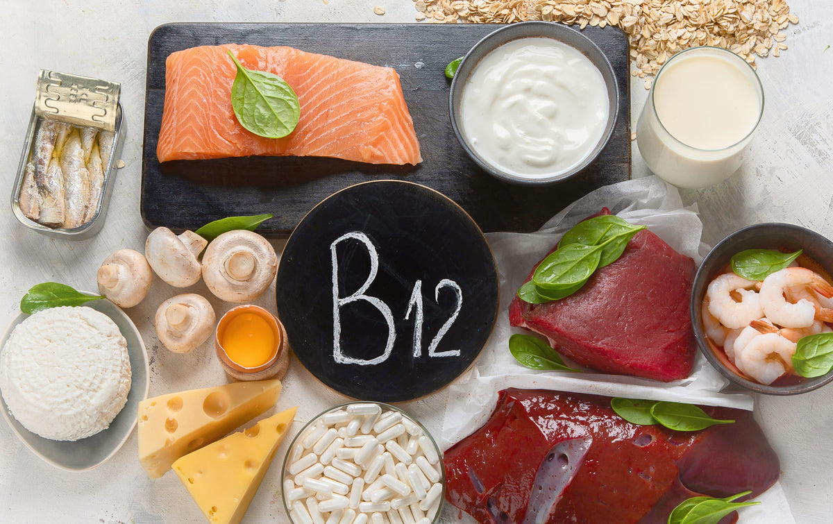 Auf einem Tisch liegen Lebensmittel, welche reich an Vitamin B12 sind.