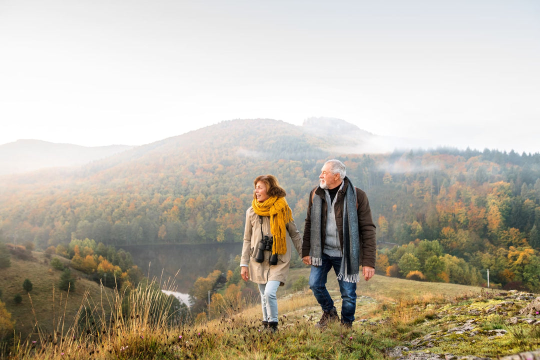 Senioren beim Wandern in den Bergen