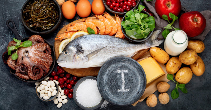 Jodreiche Nahrung auf einer schwarzen Tischplatte.