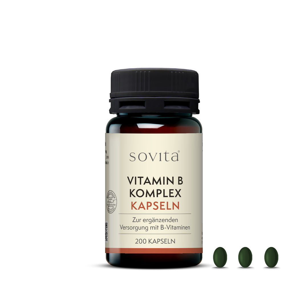 Braunglasdose sovita Vitamin B Komplex Kapseln mit drei dunkelgrünen Kapseln im Vordergrund auf weißem Hintergrund