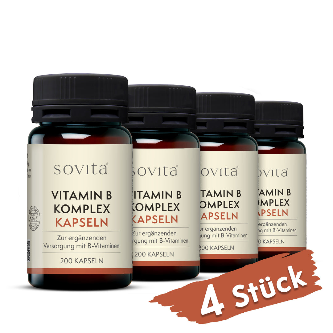 Vier Dosen sovita Vitamin B Komplex Kapseln auf weißem Hintergrund mit rotem Hinweis „4 Stück“ unten rechts