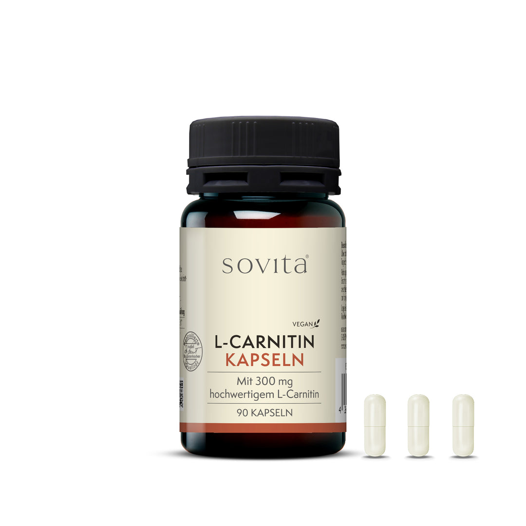 Sovita L-Carnitin Kapseln – Kunststoffdose mit drei weißen Kapseln im Vordergrund, 90 Kapseln pro Dose.